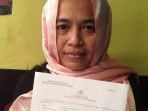 pera-hilyana-korban-penipuan-ksp-pandawa-menunjukkan-surat-laporannya_20170223_184145.jpg
