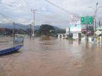 perahu-dipakai-untuk-melintasi-banjir-di-sejumlah-akses-jalan-di.jpg