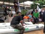 perahu-karet-bertuliskan-fpi-saat-proses-evakuasi-banjir-di-cipinang-melayu.jpg