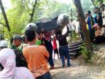 perahu-karet-bpbd-digunakan-untuk-mencari-korban-perahu-terbalik-di-kalimas-wringinanom_20170413_152129.jpg