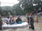 perahu-karet-di-jalan-raya-pondok-gede.jpg