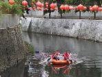 perahu-karet-di-kali-pepe-timur-jembatan-pasar-gede-solo.jpg