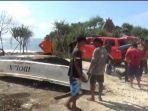 perahu-nelayan-terbelah-jadi-dua-diterjang-ombak-besar-di-perairan-pantai-baron.jpg