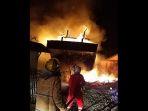 perahu-pengangkut-ikan-milik-arifudin-terbakar.jpg
