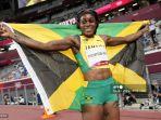 peraih-medali-emas-elaine-thompson-herah-dari-jamaika-berpose-setelah-menang-final-200m-putri.jpg