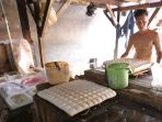 perajin-tahu-dan-tempe-mulai-produksi-lagi_20220224_163244.jpg