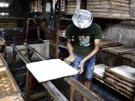 perajin-tahu-mencoba-bertahan-saat-harga-kedelai-terus-melambung_20221104_205117.jpg