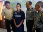 perampok-ponsel-serahkan-diri_20150618_140053.jpg