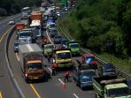 perbaikan-jalan-di-tol-cipularang-sebabkan-kemacetan_20200827_203033.jpg