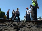 perbaikan-rel-kereta-api-jelang-lebaran-di-surabaya_20150704_185502.jpg