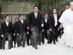 perdana-menteri-jepang-shinzo-abe-ziarah-kuil_20170104_143147.jpg
