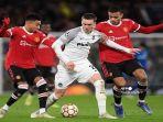 perebutan-bola-pemain-young-boys-dan-manchester-united.jpg