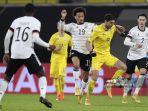 perebutan-penguasaan-bola-antara-leroy-sane-dengan-roman-yaremchuk.jpg
