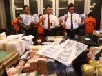 peredaran-uang-palsu-saat-pilkada_20151209_040846.jpg