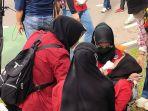 perempuan-berbaju-merah-jatuh-nih3.jpg