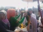 perempuan-cantik-kalungkan-lipa-sabbe-ke-leher-kakanwil-kemenag-sulsel_20160524_163836.jpg
