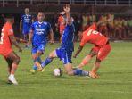 pergerakan-bek-persib-bandung-nick-kuipers-diadang-para-pemain-borneo-fc.jpg