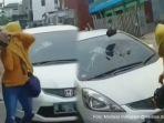pergoki-suami-dengan-wanita-lain-di-dalam-mobil-istri-nekat-lempar-batu-besar-kaca-depan-retak.jpg