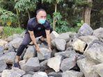 peri-sandria-sedang-bertugas-menjadi-kuli-batu.jpg