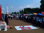 peribadatan-jamaah-gki-yasmin-dan-hkbp-filadelfia-di-depan-istana_20160327_151419.jpg