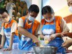 peringati-down-syndrome-anak-berkebutuhan-khusus-berlatih-membuat-kue.jpg