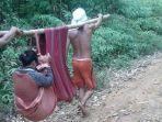 perjuangan-waga-landak-yang-harus-tandu-ibu-melahirkan-melalui-jalan-rusak.jpg
