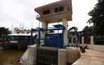 perkerja-perbaiki-pintu-air-manggarai_20150129_163647.jpg