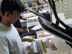 permintaan-sablon-kaos-kampanye-capres-meningkat_20230928_174417.jpg
