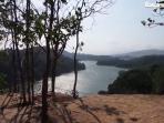 permukaan-air-waduk-riam-kanan-terus-menyusut-1_20151003_111025.jpg