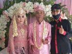pernikahan-abah-sarna-kakek-berusia-71-tahun-dan-noni-gadis.jpg