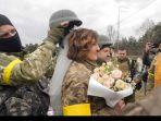 pernikahan-dua-tentara-ukraina.jpg