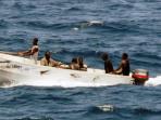 perompak-meninggalkan-kapal-dagang-mv-faina_20161023_130901.jpg