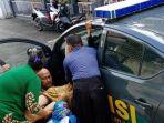 persalinan-ibu-muda-di-mobil-patroli-polisi.jpg