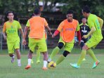 persebaya-isl-lakukan-latihan-di-denpasar_20150205_153456.jpg