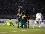 persebaya-surabaya-bantai-persib-bandung-4-gol-tanpa-balas_20190705_225628.jpg