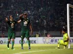 persebaya-surabaya-bantai-persib-bandung-4-gol-tanpa-balas_20190705_225727.jpg