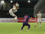 persebaya-surabaya-ditahan-imbang-persik-kediri_20211128_231211.jpg
