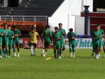 persebaya-surabaya-lakukan-latihan-ringan_20220819_124447.jpg