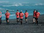 persebaya-surabaya-latihan-di-pantai.jpg