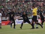 persebaya-surabaya-vs-madura-united-imbang-2-2_20190812_091124.jpg
