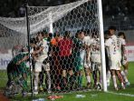 persebaya-surabya-dibungkam-persija-jakarta-0-1_20230406_000620.jpg