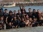 persela-latihan-di-pantai.jpg