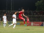 perseru-badak-lampung-takluk-1-3-dari-persebaya-surabaya_20190826_064815.jpg