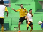persiapan-arema-jelang-babak-8-besar-pjs_20151209_041602.jpg
