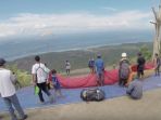 persiapan-jelang-lepas-landas-saat-kejuaraan-paralayang-troi-2016_20170313_012945.jpg