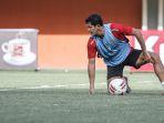 persiapan-rizki-pellu-dalam-laga-pertama-timnya-bali-united-menghadapi-persib-bandung.jpg