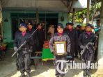 persiapan-upacara-pemakaman-bripka-teguh-dwiyanto_20170516_105149.jpg