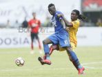 persib-bandung-ezechiel-ndouassel-vs-sriwijaya-fc-bio-paulin_20180331_162345.jpg