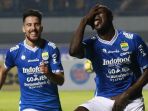 persib-bandung-jonathan-bauman-dan-ezechiel-ndouassel-vs-psm-makassar_20180524_024955.jpg