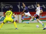 persib-bandung-menang-atas-persita-tangerang-berkat-gol-penalti_20220109_015628.jpg